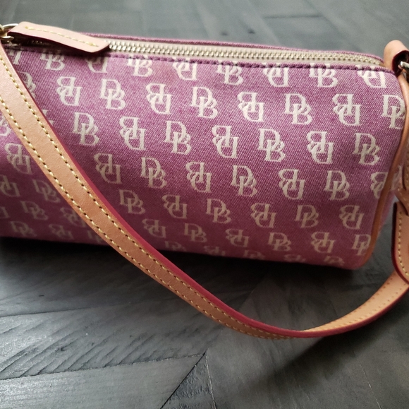 *SOLD* NWOT Dooney & Bourke barrel bag - Picture 2 of 7